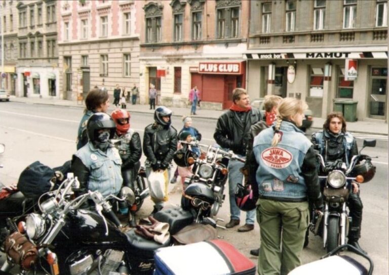 Členové JAWA Klubu Praha s motocykly při zakončení sezóny