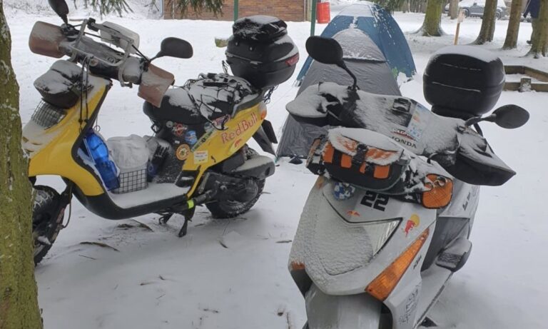 Motocykly ve sněhu na zimním klubovém srazu