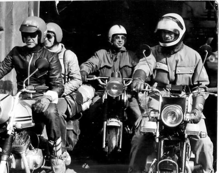 jawa motorkáři na dobové fotografii