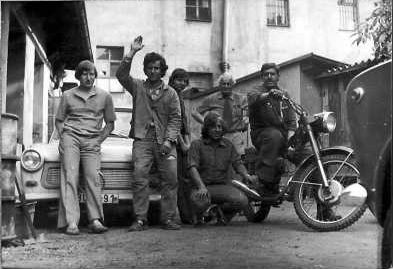 Jawa, trabant a lidé na dobové fotografii